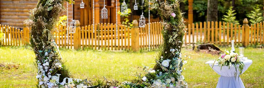 Ghirlande di fiori e materiali naturali